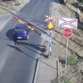 (Foto, video) Džaba sve, neki se i dalje igraju sa životom! Rampa spuštena, svetli crveno, a vozači rade nešto zbog čega se…