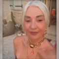 Haljina bez bretela i zlato oko vrata: Udovica pevača (59) se skockala od glave do pete: "Idemo na večeru" (video)