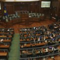 Demonstranti bacaju pirotehniku ispred Skupštine Kosova