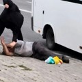 Izbacila muškarca iz autobusa, pa ga pretukla: Putnici posmatrali i mirno čekali da završi