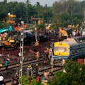 U Indiji 288 mrtvih u železničkoj nesreći, članovi porodica pretražuju vagone