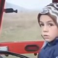 Za primer ili za osudu? Dečak traktorom do škole! Kada su ga novinari pitali šta radi kod kuće - šokirali su se (video)