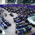 Neočekivan gest u Bundestagu usred zategnutih odnosa? Evo kako se Makron se obratio poslanicima