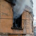 Goreo stan u Episkopskoj, dve osobe se nagutale dima