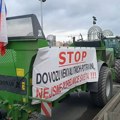 VIDEO: Ogorčeni poljoprivrednici sporom vožnjom traktora blokiraju Prag