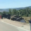 Sudar dva kamiona na auto-putu, tri osobe povređene (video)