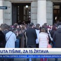 Potresnih 15 minuta tišine za 15 žrtava: Studenti Filološkog i FPN-a prekinuli nastavu i izašli napolje da odaju poštu…