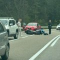 Jeziva Scena na puta ka Novoj varoš: Motociklista uleteo između dva automobila, devojka povređena (foto)