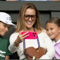 Divne scene: Jelena sa Stefanom i Tarom gleda Novaka na Vimbldonu, ne skidaju osmeh sa lica!