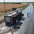 Kod izlaza na auto-put (jug) prevrnuo se kamion-cisterna, saobraćaj bio privremeno preusmeren