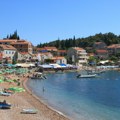 “Turizam na aparatima”: Cena ležaljki i suncobrana na plaži Pržno najbolji je primer kako oterati turiste