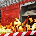 Buknuo požar u Požegi: Luksuzni automobili u plamenu - vatrogasci pokušavaju da spasu ostala vozila