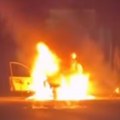 Gori automobil u jajincima: Vatra progutala celo vozilo: Na terenu vatrogasci (video)