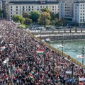 Река људи на мосту преко Дунава, урла "Викторе, Викторе": Орбан одржао запаљив говор, шта се дешава?