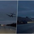 Stravičan snimak sudara aviona i automobila: Letelica se zabila u vozilo na autoputu usred špica! (video)