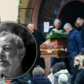 Supruga Duleta Savića na sahrani Mike Aleksića šokirala potezom: Sahranjen učitelj glume optužen za silovanje učenica - kovčeg…