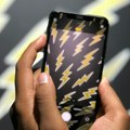 Ruski meteorolozi upozoravaju: Kada grmi, mobilni telefon može da eksplodira
