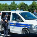 Drama na plaži u Hrvatskoj: Ogromno drvo se obrušilo i palo na kupače: Ima povređenih, među njima i deca (video)