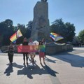 Kamenice i jaja na Prajd karavanu u Kraljevu, pogođeni i novinari (VIDEO)