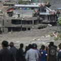 Nakon razornih poplava: Broj žrtava u Nepalu skoro 1.000, spasioci pokušavaju da pronađu radnike zarobljene u tunelima