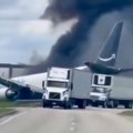 (Video) Boing izleteo sa piste i zakucao se u prometnu saobraćajnicu! Gust dim kulja na sve strane, olupina leži na putu…