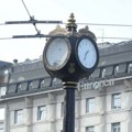 Skinute kazaljke sa beogradskog sata na Trgu republike