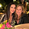 Bogdana Ražnatović u izlasku sa majkom! Danijela ne skida osmeh, a Cecina snajka blista: Sto prepun cveća (foto)