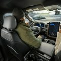 Veruju da automobil sve radi sam, a onda nastaje problem: Opasnost modernih sistema