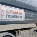 Prokupljem krstare građevinski kamioni sa porukom “Srbija pobeđuje”