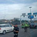 Udes na Autokomandi, automobil udario u tramvaj