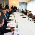 U Kisaču počeo sastanak predstavnika Vlade i poljoprivrednika, prisutna samo dva novinara