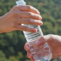Istraživanje otkriva kakva opasnost vreba iz plastične flaše za vodu