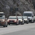 AMSS: Tokom vikenda gužve na putevima ka planinama, na prelazu Batrovci kamioni čekaju sedam sati