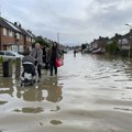 Velika Britanija na udaru oluje „Iša“: Vetar nosi sve pred sobom, opasnost i od tornada, 70.000 objekata bez struje