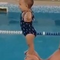 Beba pliva i roni kao odrasla Njen elegantan skok u bazen će vas ostaviti bez daha! (video)