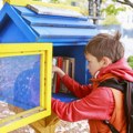 Penzioner iz Lukićeva napravio malu uličnu biblioteku: Mogu da pozajme ili poklone knjigu, a dostupna je 24h