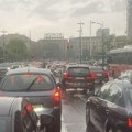 Nevreme pogodilo Beograd: Počeo pljusak sa grmljavinom, stiže i grad, kolaps u saobraćaju: Očekuje se superćelijska oluja…