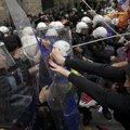VIDEO: Neredi na prvomajskoj povorci u Istanbulu, policija baca suzavac, građani otimaju štitove