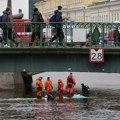 ФОТО Трагедија у Санкт Петербургу: Аутобус пао са моста у реку, настрадале 4 особе, полиција привела возача
