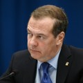 Medvedev pozvao Kamerona na "veći oprez"
