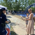 Akcija na Mitrovačkoj plaži: Policajci savetovali građane kako da kupanje prođe bez posledica