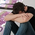 JEZIV UDAR na radnike i penzionere: Plate padaju, ukidaju se praznici u državi gde živi oko 500.000 Srba