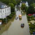 Poplave u Severnoj Rajni-Vestfaliji: Ljudi se evakuišu i sklanjaju na gornje spratove, automobili zaglavljeni u vodi