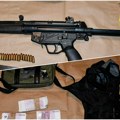Arsenal oružja čuvao u garaži: automatske puške, pištolji i municija pronađeni kod muškarca u Sefkerinu
