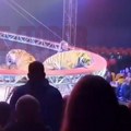 Tigar pobegao iz arene i krenuo na publiku! Panika u cirkusu, mreža se srušila u sekundi: "Krenuo je pravo ka nama!" (video)