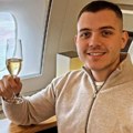 Ротшилдово пиће које иде до 820.000 динара и огроман казан са чварцима: Виктор Живојиновић слави 1. мај за све паре: Око њега…