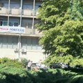 Na zgradi ,, osmospratnice,, parola ,, Srbija pobeđuje,,