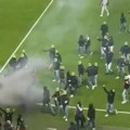 Nezapamćen haos u francuskom fudbalu! Navijači besni zbog ispadanja uleteli na teren da jure fudbalere