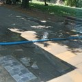 Građani javljaju: Crevo kojom su izvlačili vodu curilo, na keju bara, iz hotela “Leskovac” kažu da je problem uočen i brzo…