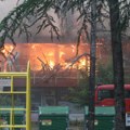 (Video) Gori tržni centar na Novom Beogradu! Vatrena stihija guta lokale i krov, 40 vatrogasaca na terenu: Crni dim se vidi iz…
